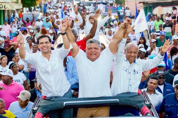 Roberto Ángel Salcedo durante recorrido político en La Victoria (Foto: fuente externa)