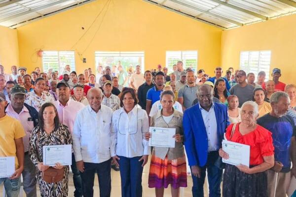 La entrega de estos títulos de propiedad, que se desarrolla conjuntamente con el Instituto Agrario Dominicano (IAD). Foto: Fuente Externa