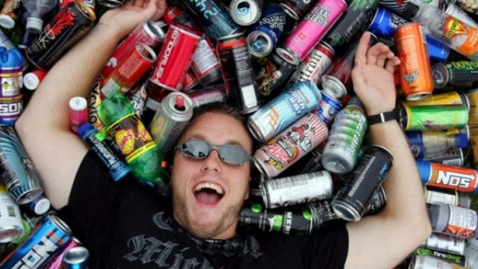 Tomar bebidas energéticas afecta la salud de jóvenes y niños