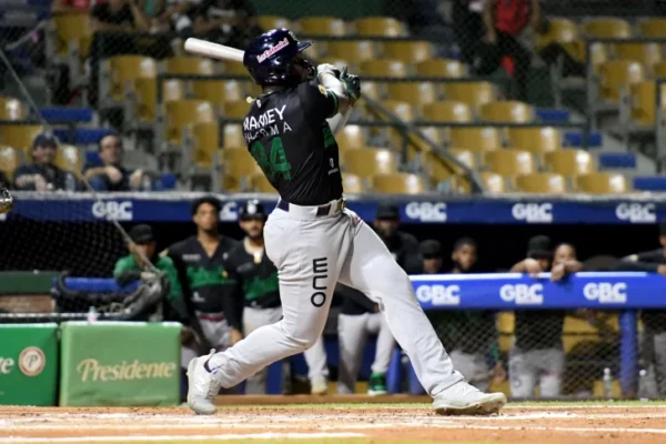 Toros adquieren a Jhonkensy Noel desde Estrellas Orientales