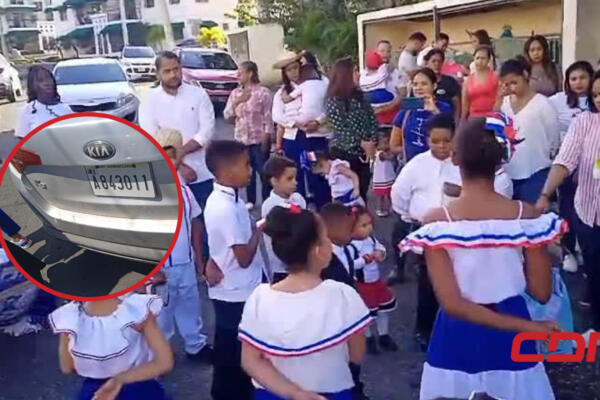 Estudiantes del colegio Amisady mientras realizaban acto por el Día de la Independencia. Foto: fuente CDN Digital.