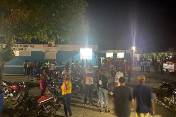 Multitud fuera del hospital de Hato Mayor tras tiroteo (Foto: fuente externa)