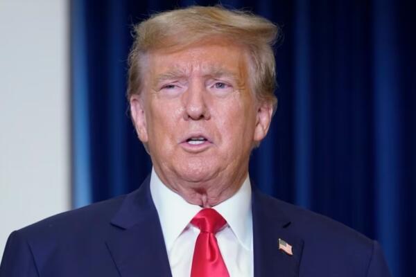 El expresidente Donald Trump habla con los medios de comunicación en un hotel de Washington. Foto: fuente externa.