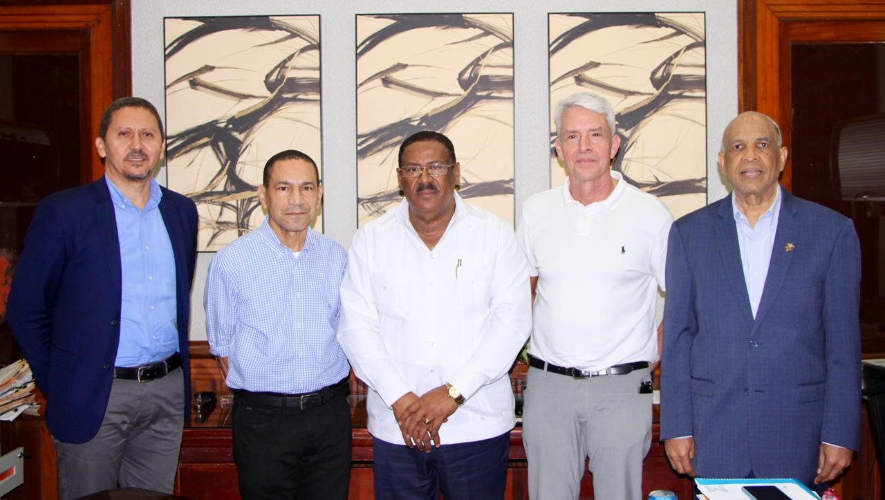 El Dr. Edisson Féliz Féliz, director del SRSM (centro) junto a representantes de las fundaciones MACLA y RENACER y el director del Padre Billini