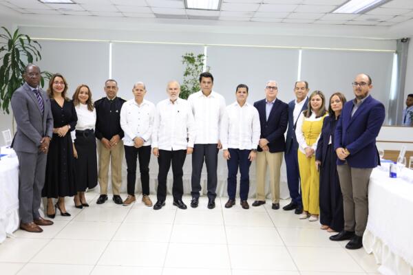 Los ministros David Collado y Miguel Ceara Hatton encabezan reunión enfocada en la aprobación del reglamento interno del organismo. Foto: Fuente Externa.