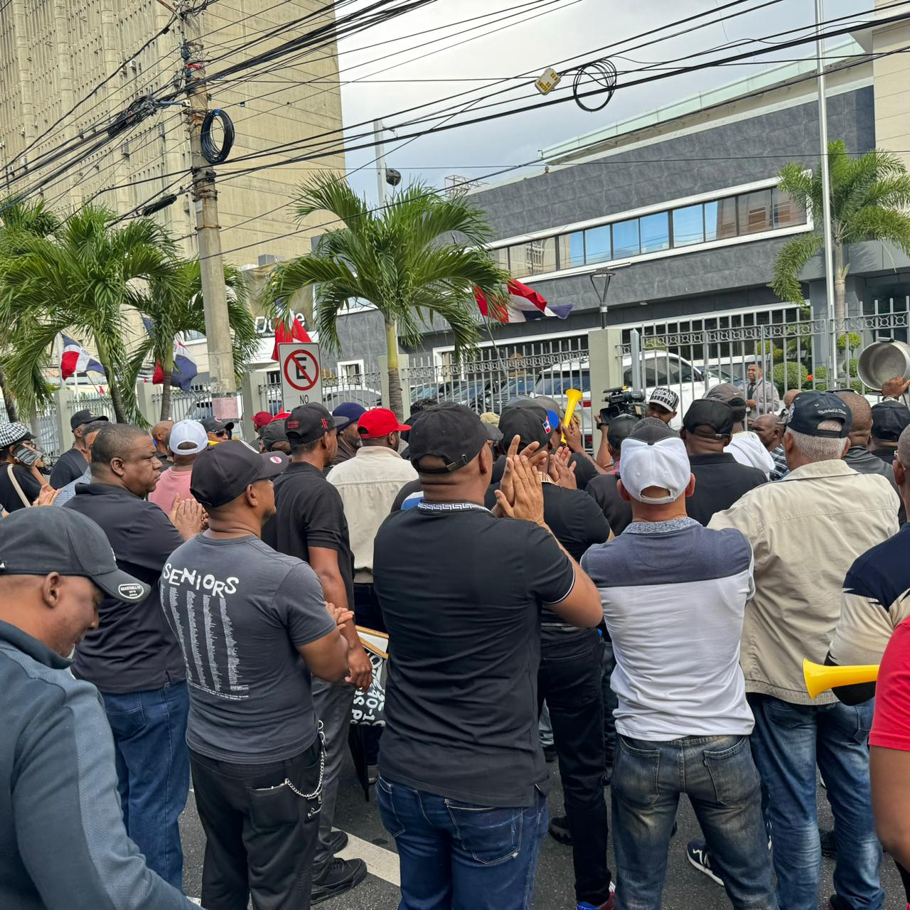 Veteranos Policía Nacional protestan frente al Ministerio Hacienda