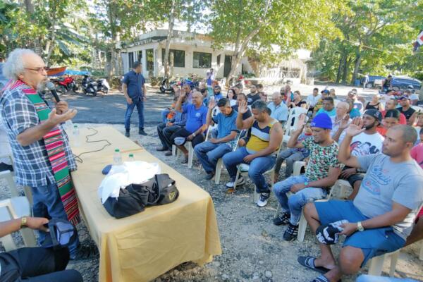 El padre Rogelio Cruz mientras habla a los presentes. (Foto: fuente externa)