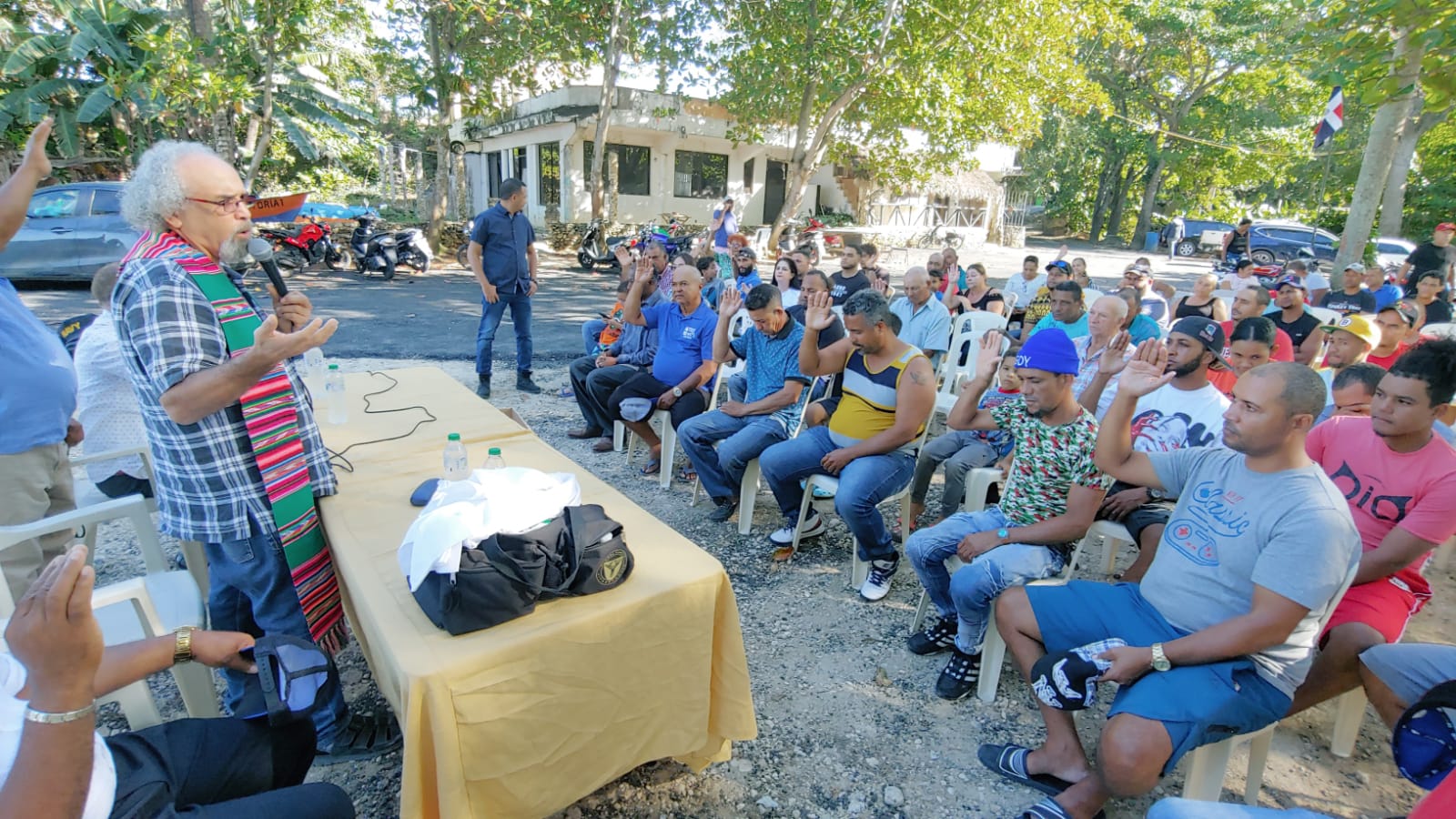 El padre Rogelio Cruz mientras habla a los presentes