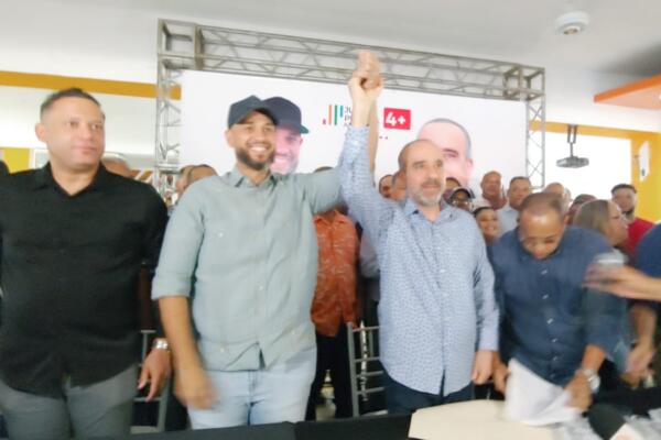 Ex senador del PLD pasa apoyar a candidato del PRM. (Foto: fuente exteran)