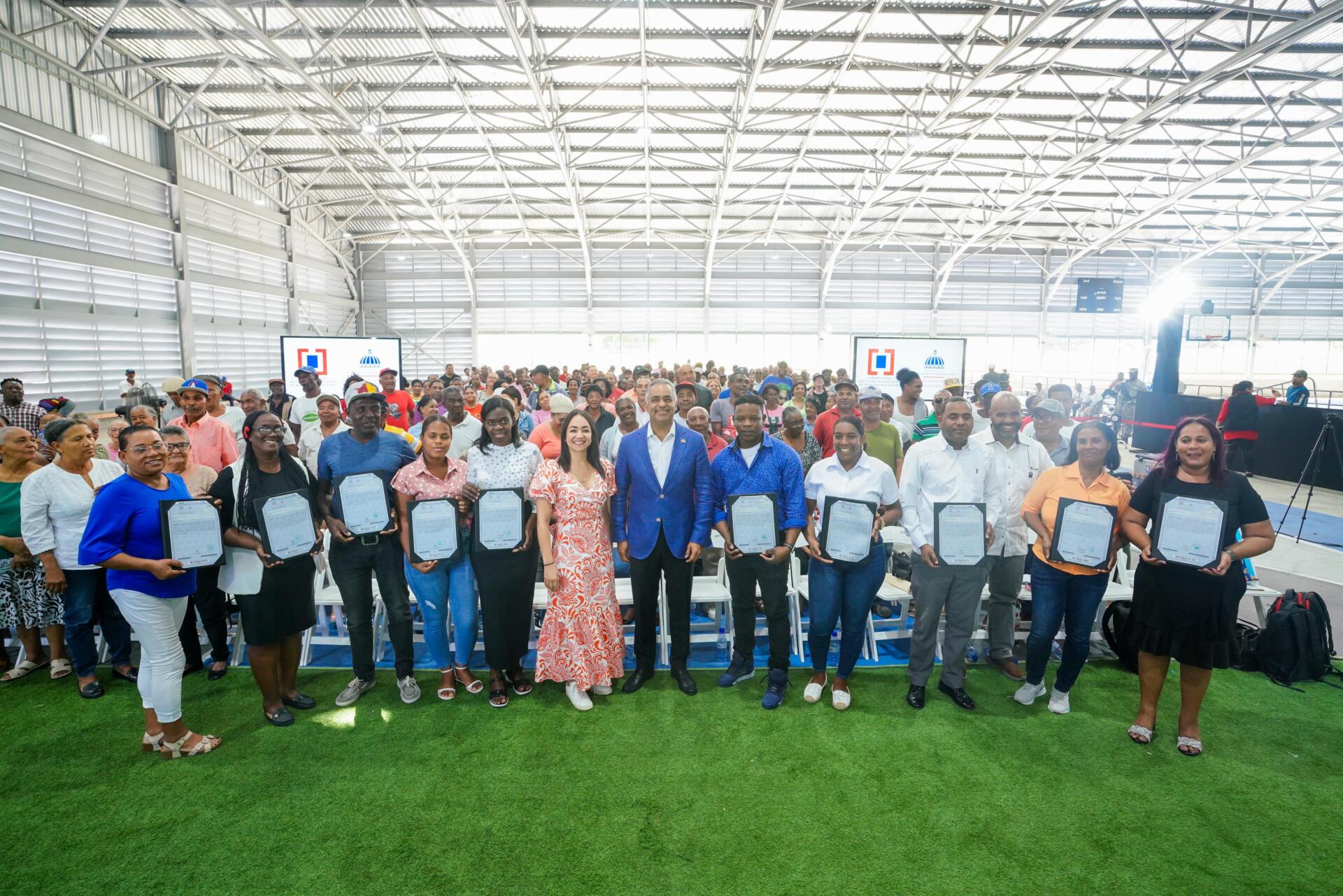 Parte de los beneficiados con los títulos de propiedad de sus inmuebles en La Ciénaga.