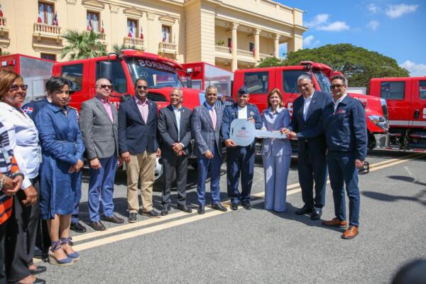 Sistema 911 entrega 11 nuevos camiones a Cuerpos de Bomberos. (Foto: fuente externa)