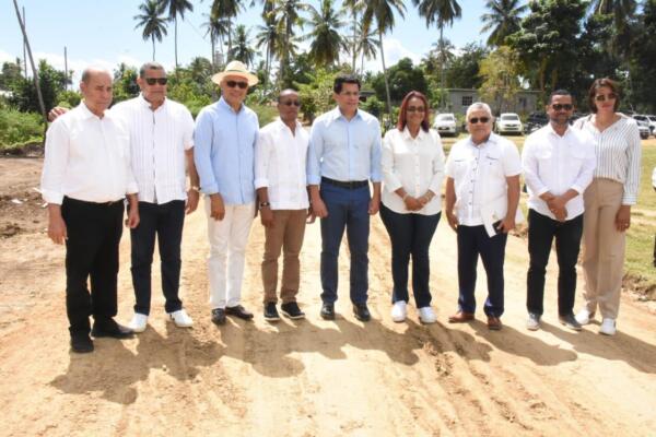 Ministro David Collado junto a una comitiva en Arroyo Barril. (Foto: fuente externa)