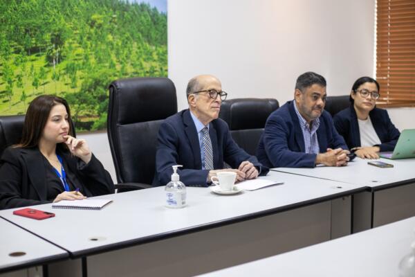 Max Puig reunido con una comisión durante una reunión. (Foto: fuente externa)