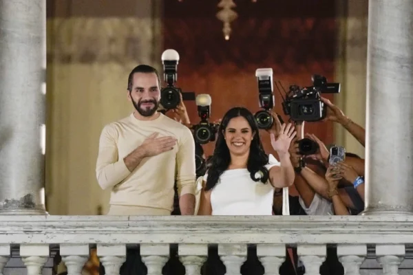 El presidente del El Salvador, Nayib Bukele, izquierda, acompañado por su esposa Gabriela Rodríguez, saluda a sus seguidores desde el balcón del palacio presidencial en San Salvador. / Fuente externa.
