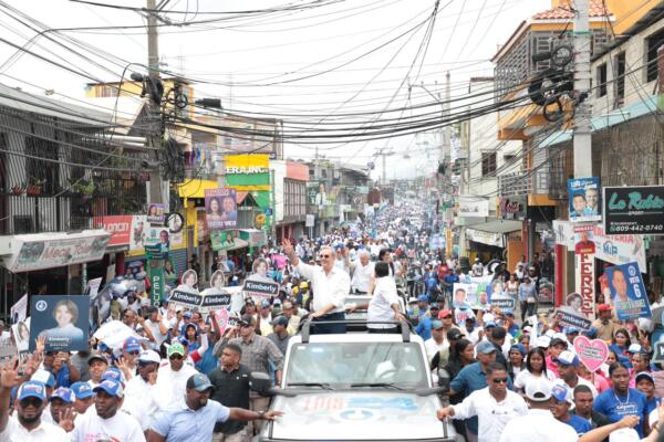 Luis Abinader en caravanas por minicipios del Distrito Nacional. / Fuente interna.