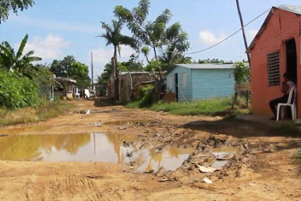Residentes en Las Casitas de San Luis, en Santo Domingo Este, demandan el arreglo inmediato de las calles de la comunidad. Foto: Fuente Experna