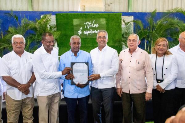 Entrega de  títulos de propiedad en el municipio Consuelo. (Foto: Fuente externa).