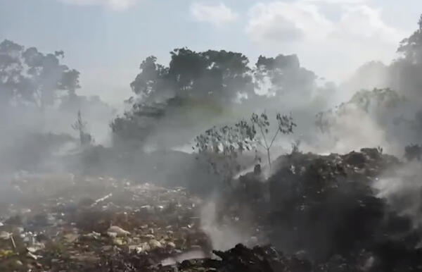 Vertedero de Las Guáranas lleva cuatro días incendiados. (Foto: fuente externa)