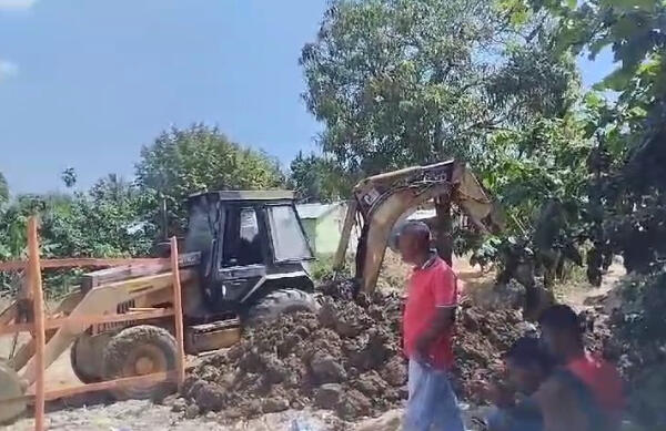 Residentes en Villa Baria construyen puente con su propio recursos. (Foto: fuente externa)