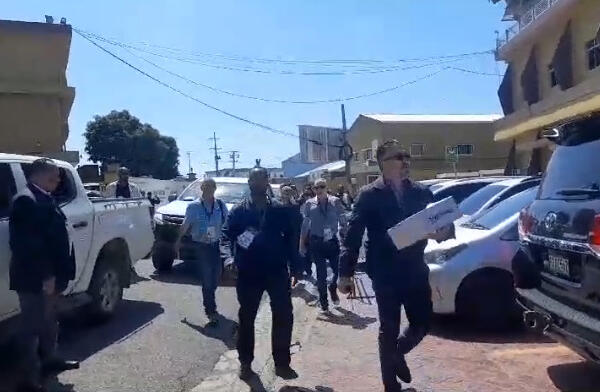 Llegada de los representantes de la Junta Municipal y delegados a JCE. (Foto: fuente externa)