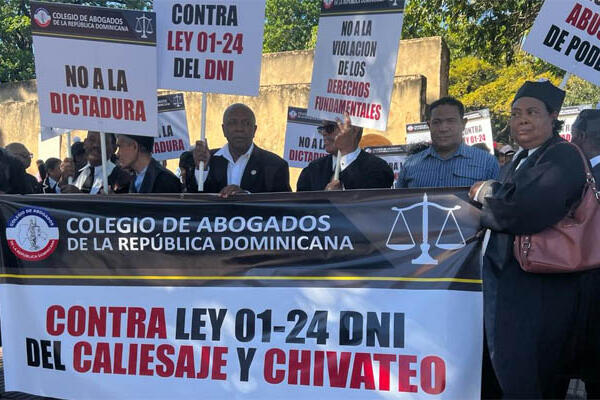 Abogados marchan contra Ley 01-24 que crea el DNI