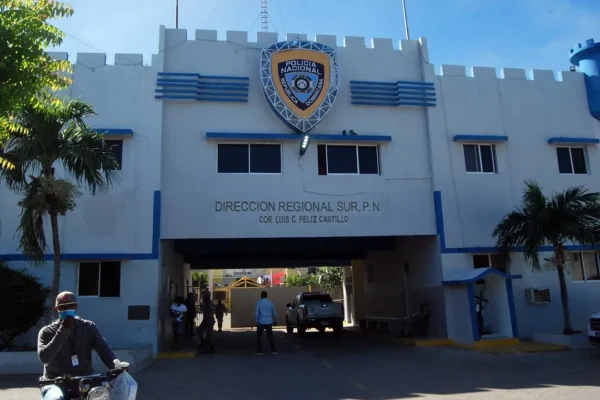 
Se entrega a la PN hombre con seis órdenes de arresto en Barahona.(Foto:Fuente externa).
