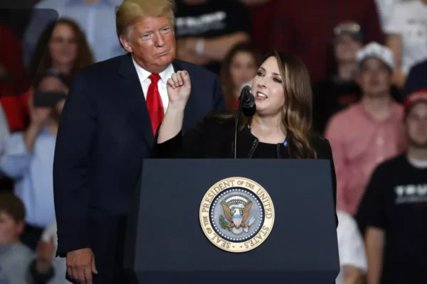 El presidente Donald Trump escucha a la presidenta del Comité Nacional Republicano, Ronna McDaniel, durante un mitin de campaña. / Fuente externa.