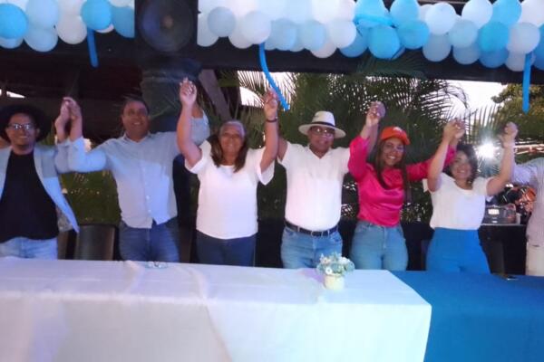 Alcalde de Villa Jaragua acompañado otros dirigentes. / Fuente interna.