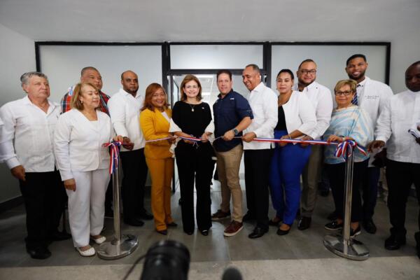 La vicepresidenta de la República Dominicana, Raquel Peña, mientras realiza el corte de cinta. (Foto: fuente externa)