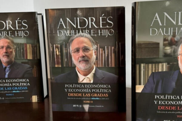 La puesta en circulación de “Política Económica y Economía Política desde las gradas” conto con la presencia de la vicepresidenta Raquel Peña