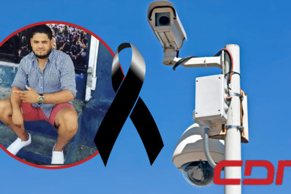 Miembros de la Policía Nacional realizan el levantamiento de cámaras de vigilancias tras asesinato de joven en Barahona. Foto CDN Digital