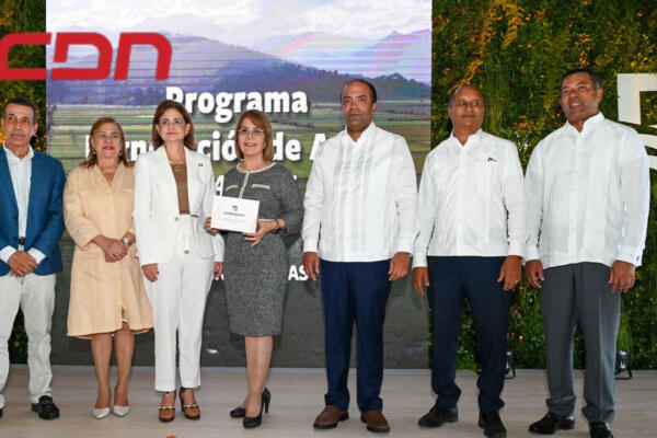 En presencia de la vicepresidenta Raquel Peña, El banco de Reservas autoriza RD$10,000 millones para financiar cosecha de arroz.