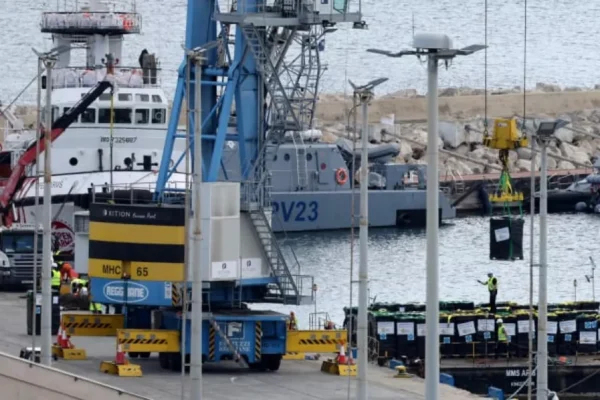 Cuatro barcos de EE.UU con materiales  para construir un muelle. Foto: Fuente Externa