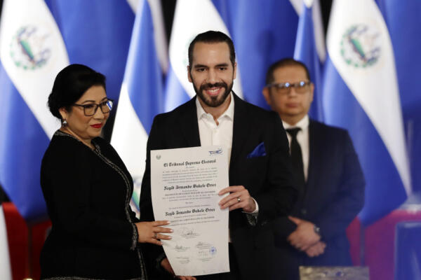 El presidente Bukele recibió la acreditación de parte del Tribunal Supremo Electoral (TSE). Foto: Fuente Externa