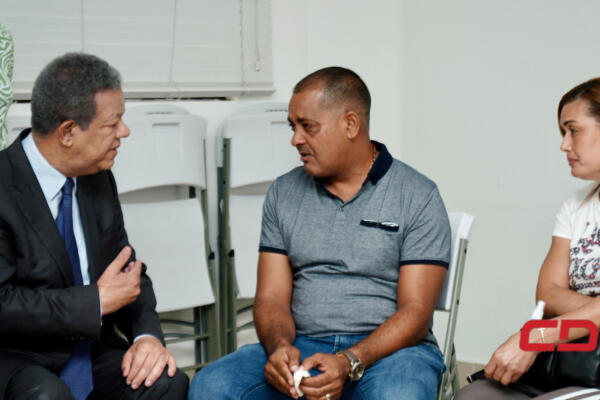 El exmandatario conversando con familiares de los afectados. Foto: fuente CDN Digital.