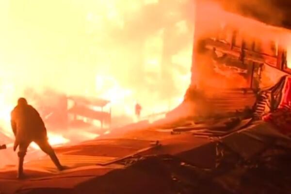 Un voraz incendió se registró la madrugada de este viernes en el barrio Ramírez, localidad de Santa Fe, en el oriente de Bogotá, Colombia. Foto: Fuente Externa