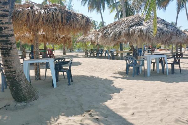 Comerciantes playa Posa de Bojolo en Nagua, se quejan de las pocas ventas