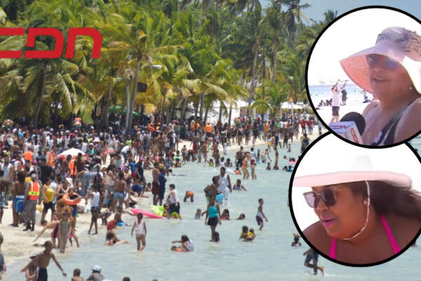 Dominicanos y turistas en Playa de Boca Chica. Foto CDN Digital