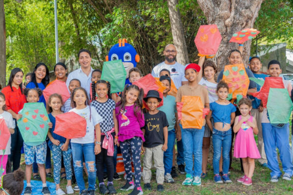 Edesur ofreciendo charla a niños y adolescentes. Foto: fuente externa. 