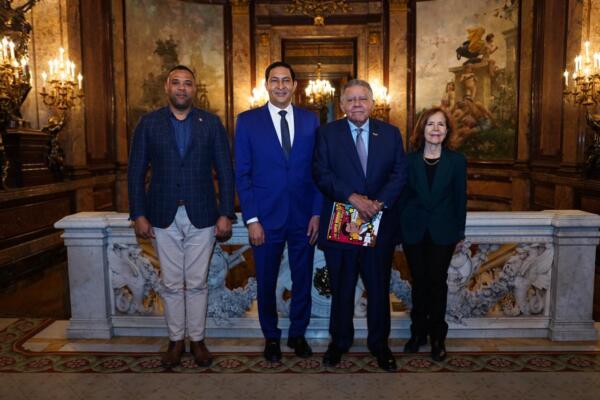 Embajador Juan Bolivar Díaz, el Profesor Iván Gatón, la Sra. Luisa Auffant  , Consejera Cultural de la embajada, y Junior Marrero, encargado del INDEX en España. Foto: fuente externa.