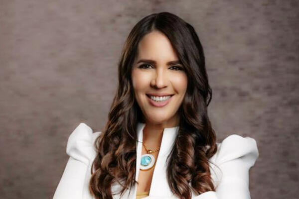 Embajadora Angie Martínez, reconocida con el 
