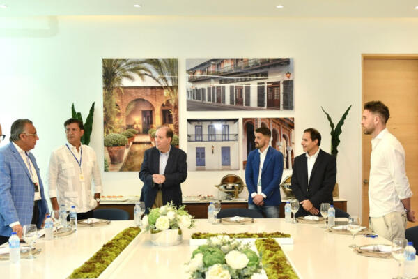 David Villa, junto a Felipe Vicini, presidente ejecutivo de Inicia y el el presidente de la Liga Dominicana de Fútbol, el ingeniero Manuel Estrella. Foto: fuente externa. 
