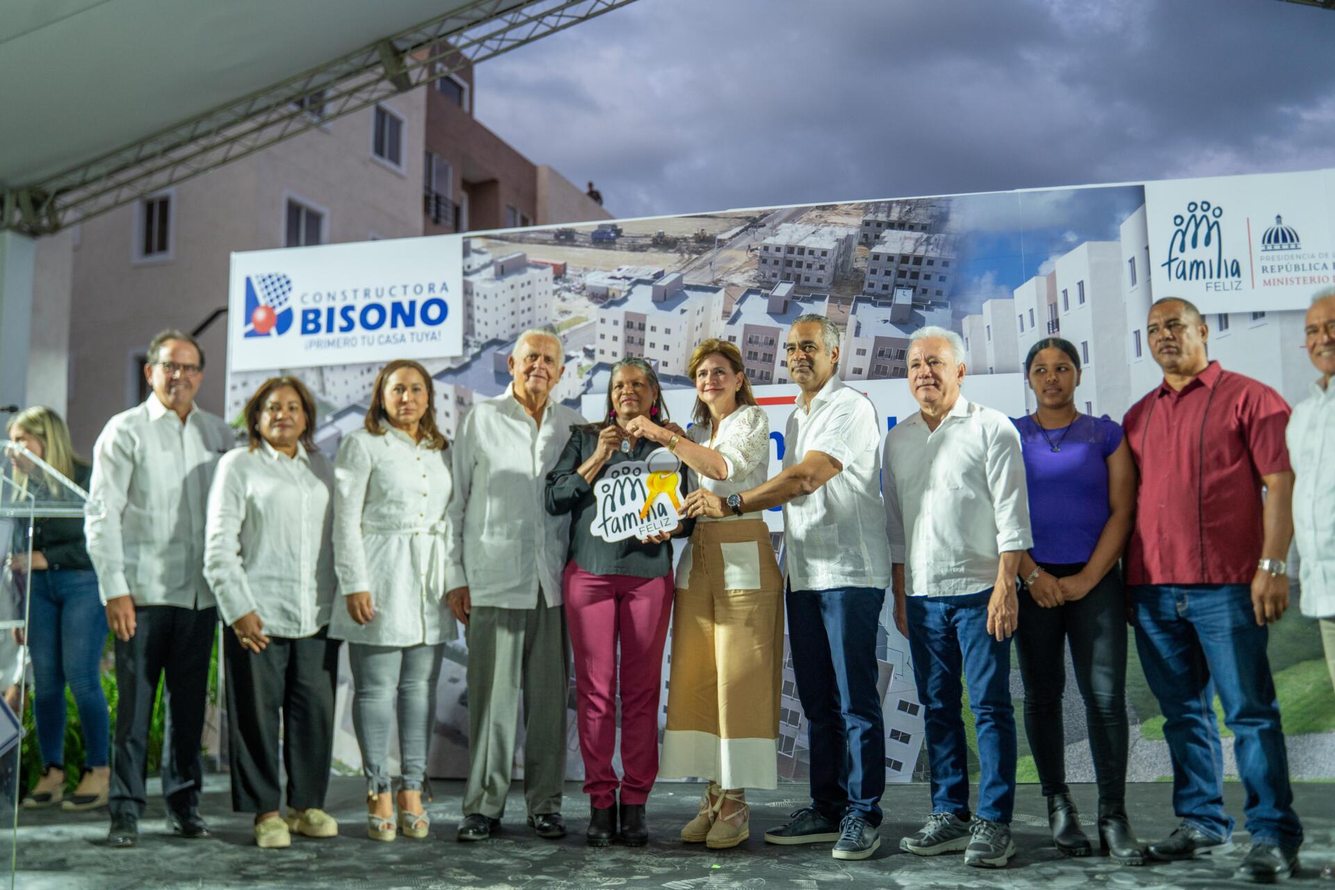 Familia Feliz otorga vivienda a 2,160 mujeres