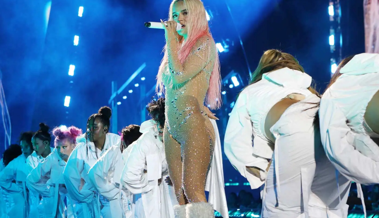 Fanáticos dominicanos disfrutan primera noche del concierto de Karol G