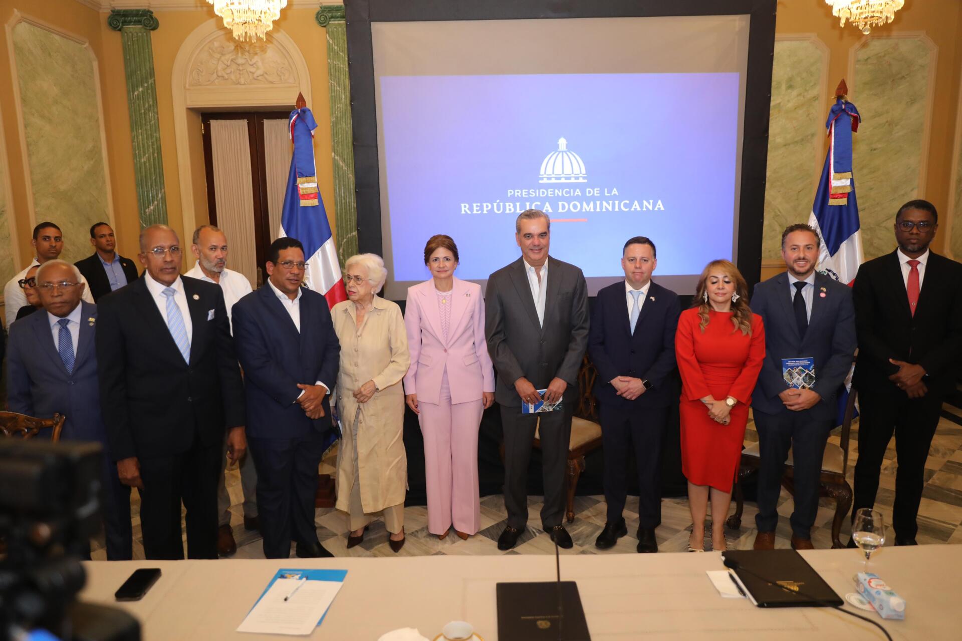 Gobierno presenta nuevo reglamento de aplicación Ley Compras y Contrataciones