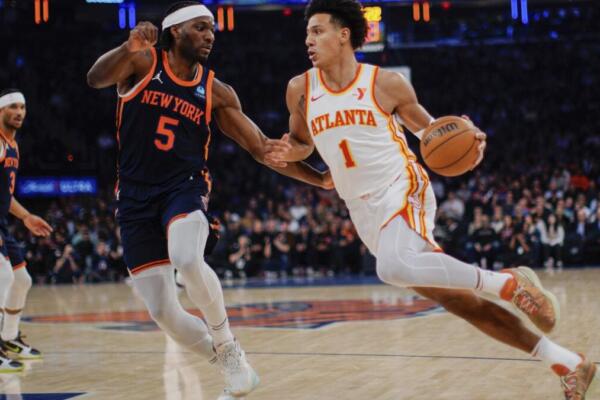 El alero de los Hawks de Atlanta Jalen Johnson avanza con el balón frente al alero de los Knicks de Nueva York Precious Achiuwa en el encuentro de la NBA del martes 5 de marzo del 2024. (AP Foto/Eduardo Munoz Alvarez)