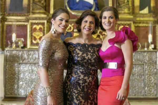Julie Ares Guzmán junto a sus hijas
Foto: fuente externa