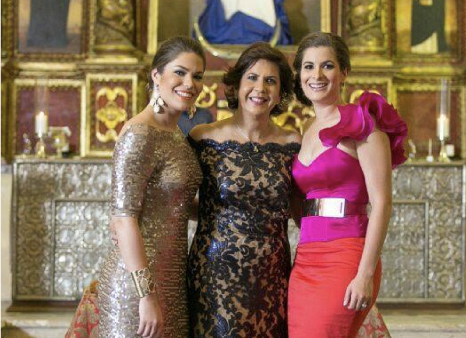 Julie Ares Guzmán junto a sus hijas Foto: fuente externa