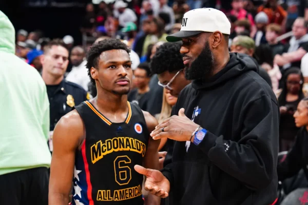 LeBron y Bronny ya no tienen por qué jugar juntos en la NBA. Foto: Fuente Externa
