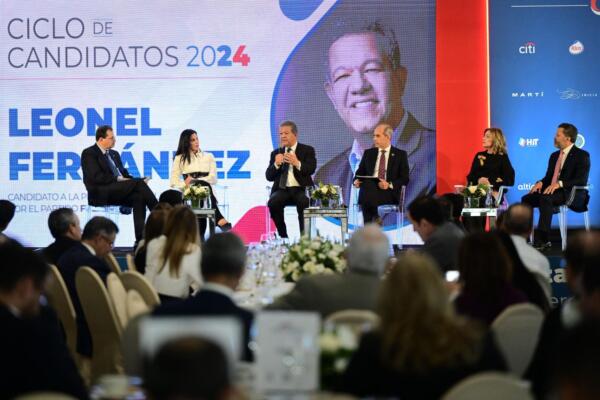 Leonel Fernández al participar en el almuerzo que organiza la Cámara Americana de Comercio. (Foto: Fuente externa) 